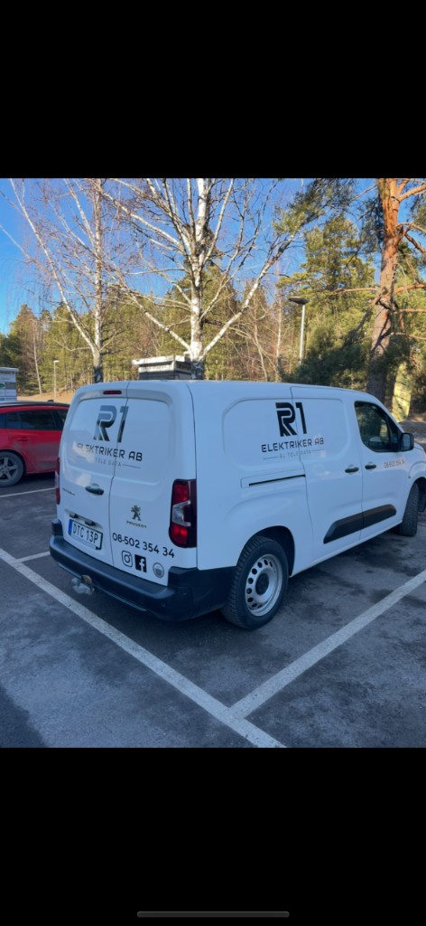 R1 Elektriker servicebil med företagslogotyp